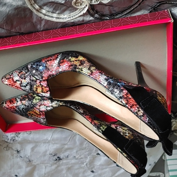 Woman's never worn heels - Picture 2 of 4